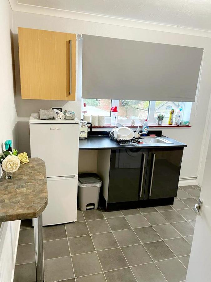 Two Bedroom Apartment, 10 Mins From Bexhill Seafront, Social Club On Site Extérieur photo