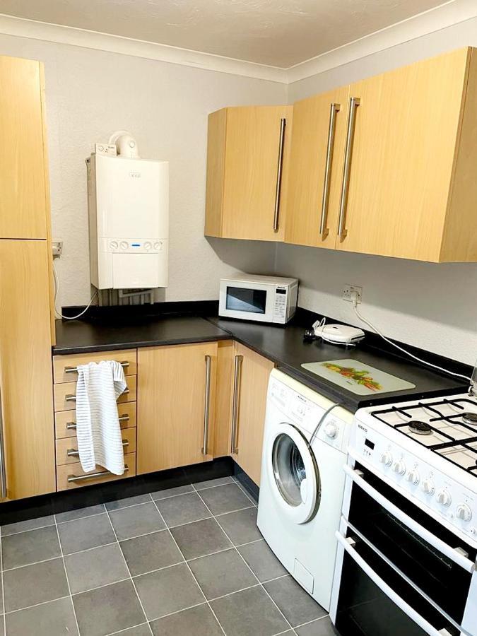 Two Bedroom Apartment, 10 Mins From Bexhill Seafront, Social Club On Site Extérieur photo